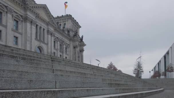 Het gebouw van de Reichstag achter trap In Berlijn, Duitsland — Stockvideo