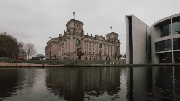 Zaman atlamalı: Reichstag Binası ve Paul Loebe evde Berlin Spree Nehri — Stok video