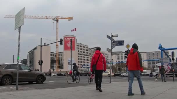 时差: 柏林著名波茨坦广场的人和交通 — 图库视频影像