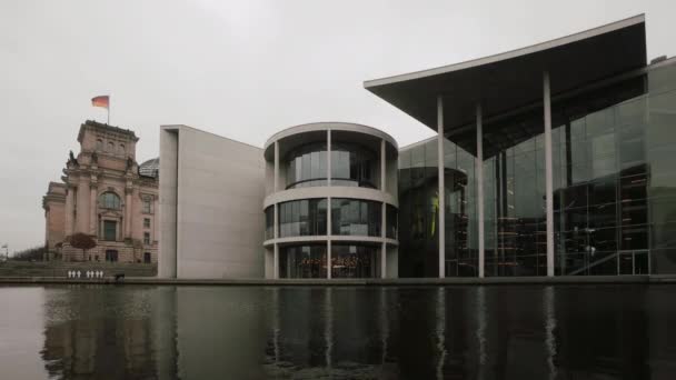 Time Lapse: Edifício Reichstag e Paul Loebe House em River Spree em Berlim — Vídeo de Stock