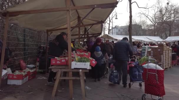 Obchodníci a nákupčí v turecké jídlo náměstí v Berlíně, Německo — Stock video