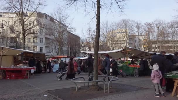 Marchands et acheteurs sur une place turque du marché alimentaire à Berlin, en Allemagne — Video