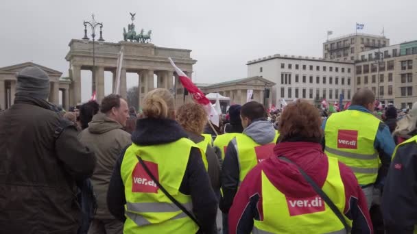 Демонстрация немецких профсоюзов Verdi, GEW, GdP In Berlin, Germany — стоковое видео