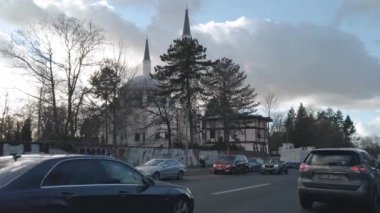 Trafik önünde Sehitlik Camii, Berlin, Almanya