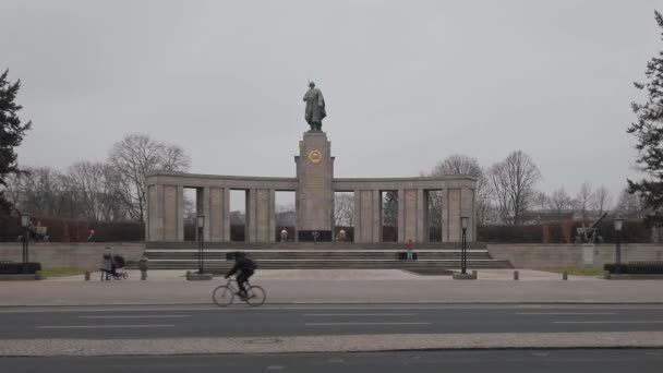 Berlin Tyskland Februari 2019 Sovjetiska Krigsmonument Berlin Tiergarten Vintern — Stockvideo