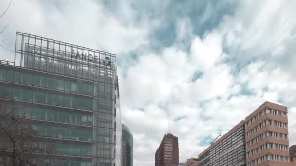 Tidsfördröjning: Moln bakom skyskrapor på torget Potsdamer Platz i Berlin — Stockvideo