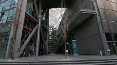 Zaman atlamalı: İnsanlar Berlin Potsdamer Platz Meydanı yakınındaki Dome