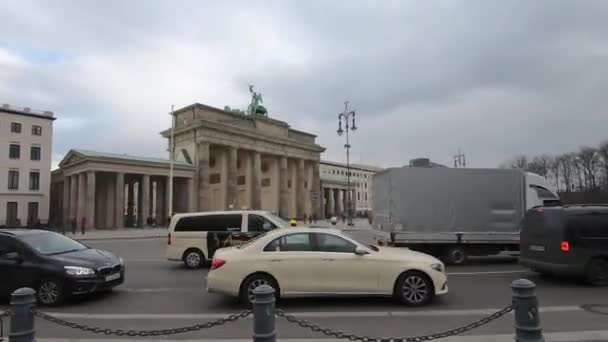 Tid förflutit promenad vid Brandenburger Tor i Berlin, Tyskland på vintern — Stockvideo