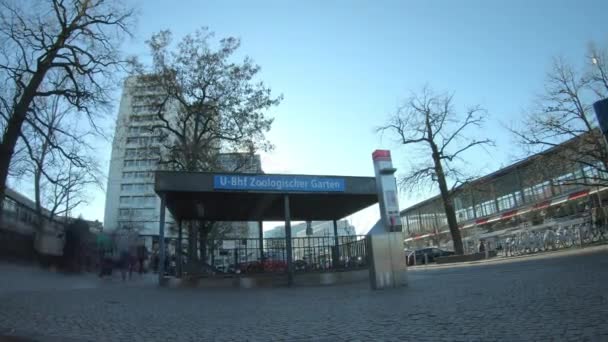 Time Lapse: Los turistas en la entrada a la estación de metro Zoologischer Garten en Berlín — Vídeos de Stock