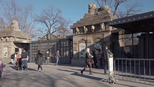 Das löwentor, eingang zum zoologischen garten berlin im winter — Stockvideo