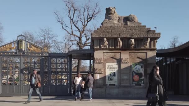 Das löwentor, eingang zum zoologischen garten berlin im winter — Stockvideo