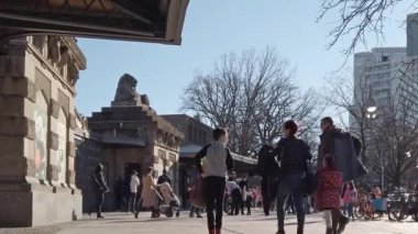 Aslanlı kapı, kışın Berlin'de Berlin Hayvanat Bahçesi giriş