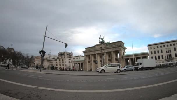 Tidsfördröjning vid Brandenburger Tor i Berlin, Tyskland på vintern — Stockvideo