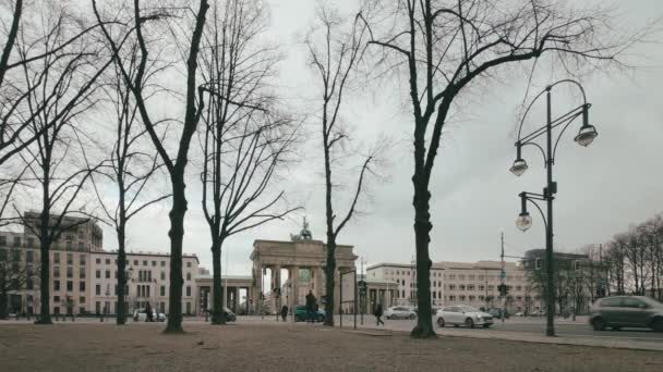 Tidsfördröjning: Trafiken vid Brandenburger Tor i Berlin, Tyskland på vintern — Stockvideo