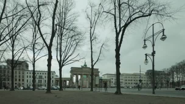 Tidsfördröjning: Trafiken vid Brandenburger Tor i Berlin, Tyskland på vintern — Stockvideo