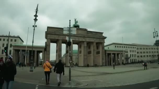 Tid förflutit promenad till Brandenburger Tor i Berlin, Tyskland på vintern — Stockvideo