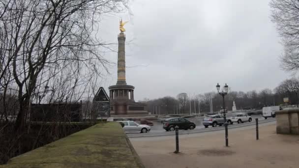 Tidsfördröjning: Trafik på kolumnen seger i Berlin på vintern — Stockvideo