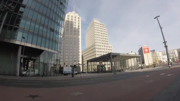 Tidsfördröjning: Trafik och turister på Potsdamer Platz i Berlin, Tyskland — Stockvideo