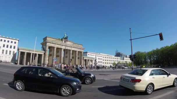 Fish-Eye Time lapse : Touristes et la circulation à Brandenburger Tor à Berlin — Video