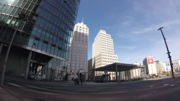 Time Lapse: Tráfico y turistas en Potsdamer Platz en Berlín, Alemania — Vídeos de Stock