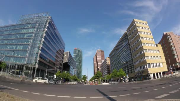 Fish-Eye Time Lapse: Traffico vicino a Potsdamer Platz a Berlino, Germania — Video Stock