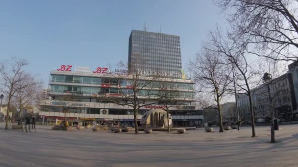 Time lapse : Les piétons et la circulation à Breitscheidplatz à Berlin, Allemagne — Video