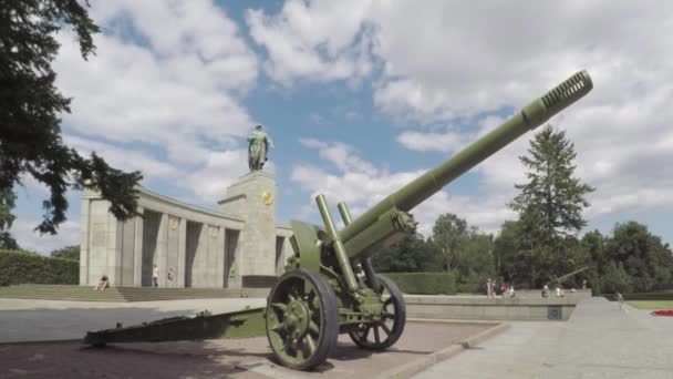 Kawałek artylerii ZSRR pomnikiem w Berlin-Tiergarten w lecie — Wideo stockowe