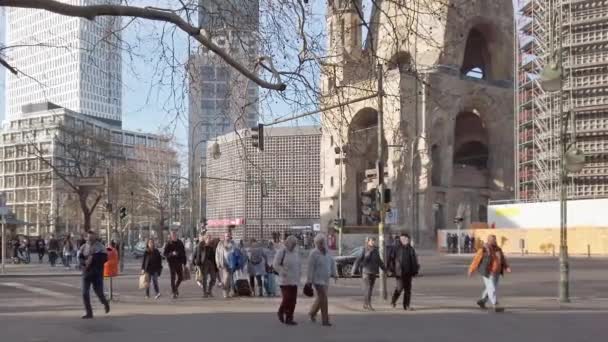 Turistas en semáforos en la famosa calle comercial Kudamm en Berlín, Alemania — Vídeo de stock