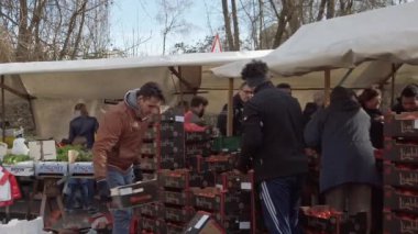 Tüccar ve alıcılar Türk Gıda Market Square, Berlin, Almanya