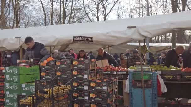 Kereskedők és a vásárlók egy török élelmiszer piac téren, Berlin, Németország — Stock videók