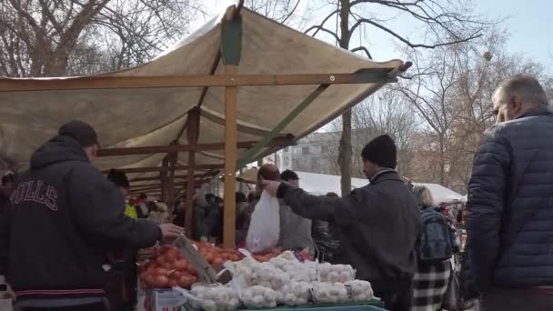 Händler und Einkäufer auf einem türkischen Lebensmittelmarkt in Berlin — Stockvideo