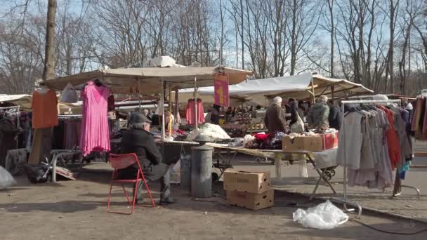 Obchodníci a nákupčí v turecké jídlo náměstí v Berlíně, Německo — Stock video