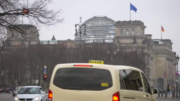 Verkeer in de buurt van Brandenburger Tor met Reichstag parlementsgebouw In achtergrond — Stockvideo