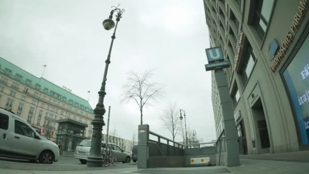 Time Lapse alla stazione della metropolitana di Brandenburger Tor a Berlino, Germania In inverno — Video Stock