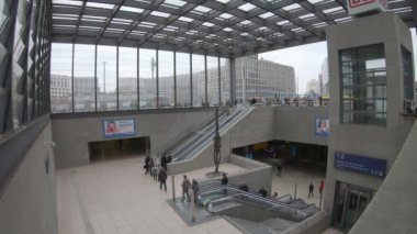 İnsanlar ve Potsdamer Platz Metro İstasyonu'na kış Berlin'de trafik