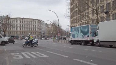 Almanya'nın Berlin kentinde bir barikat oluştururken bir motosiklet ile polis