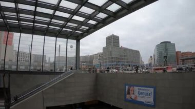 Timelapse: İnsanlar ve Berlin Potsdamer Platz Metro İstasyonu, trafik