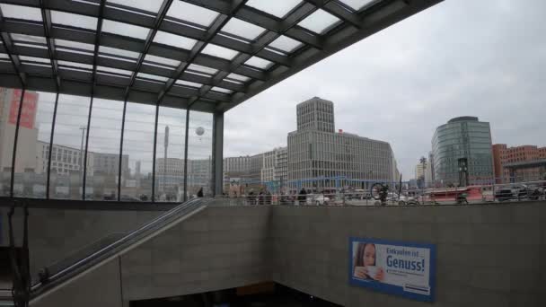 Timelapse: Människor och trafik på Potsdamer Platz tunnelbanestation i Berlin — Stockvideo
