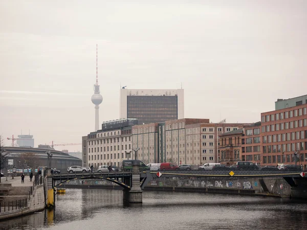 A Tv-torony, a háttérben a Reichstag banknál forgalom — Stock Fotó