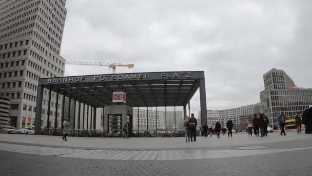 Zeitraffer: Menschen und Verkehr am Potsdamer Platz in Berlin — Stockvideo