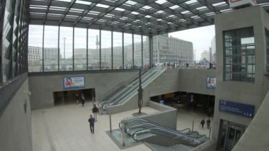 Timelapse: İnsanlar ve Berlin Potsdamer Platz Metro İstasyonu, trafik