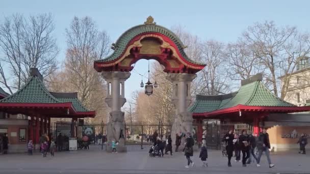 Das elefantentor, eingang zum zoologischen garten berlin im winter — Stockvideo