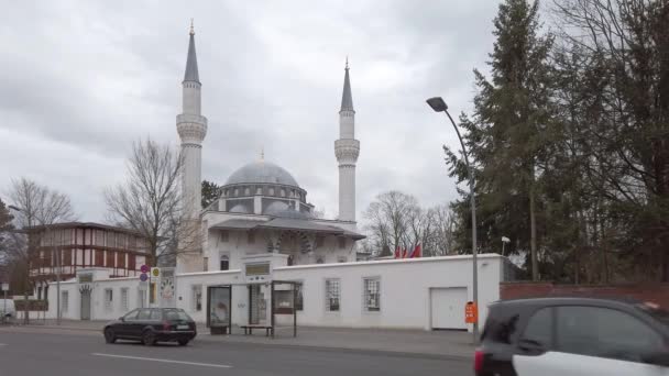 Tráfico frente a la mezquita de Sehitlik en Berlín, Alemania en primavera — Vídeo de stock