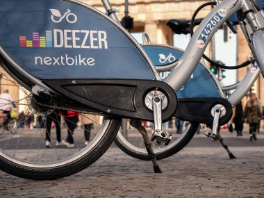 Berlin, Almanya Brandenburg Kapısı önünde Deezer nextbike Bisiklet