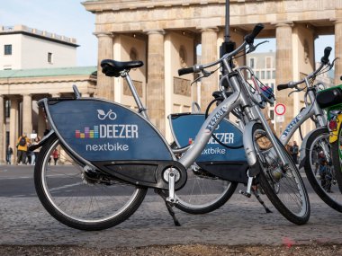 Berlin, Almanya Brandenburg Kapısı önünde Deezer nextbike Bisiklet
