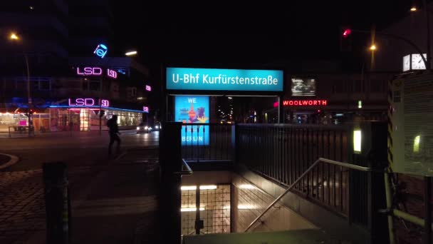 Circulation à la station de métro Kurfurstenstrasse à Berlin, Allemagne la nuit — Video