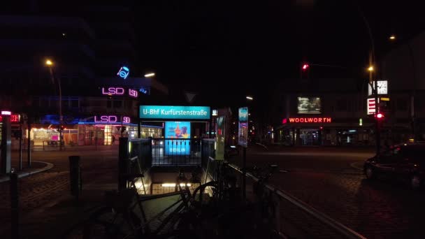 Tráfego na estação de metrô Kurfurstenstrasse em Berlim, Alemanha À noite — Vídeo de Stock