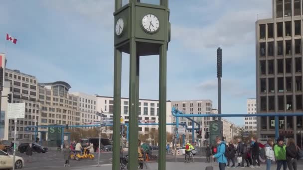 Turyści na słynnym zegarze na Potsdamer Platz w Berlinie, Niemcy — Wideo stockowe