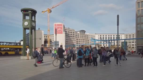 Turyści na słynnym zegarze na Potsdamer Platz w Berlinie, Niemcy — Wideo stockowe