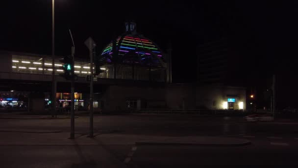 Tráfico en la estación de metro Nollendorfplatz En Berlín, Alemania Por la noche — Vídeos de Stock